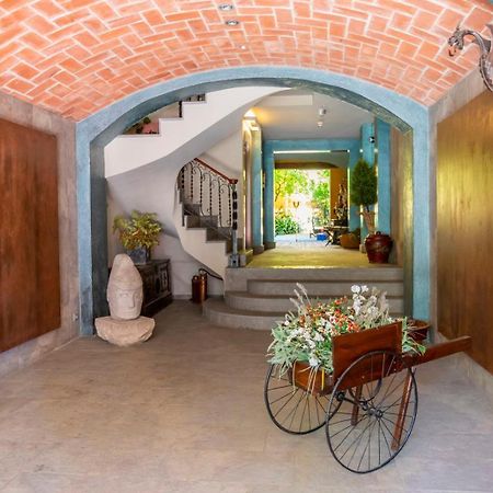 Apartaments Suites Sant Jordi 몬트브리오델캄프 외부 사진