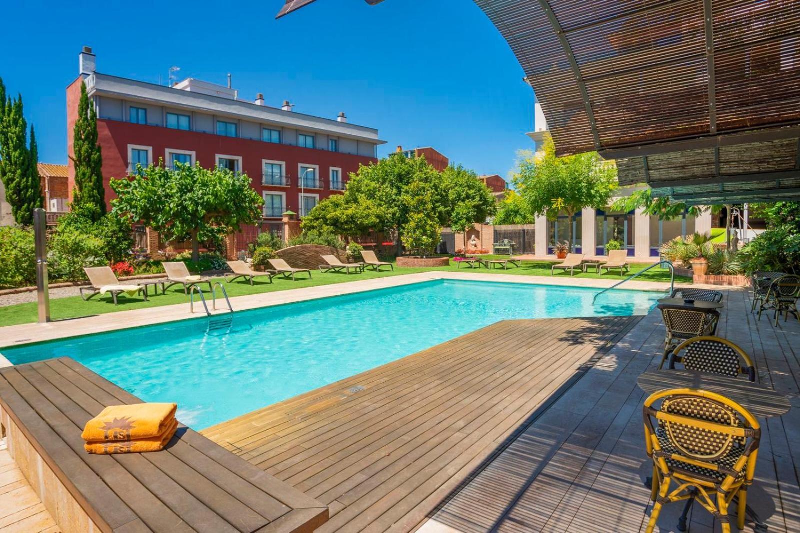 Apartaments Suites Sant Jordi 몬트브리오델캄프 외부 사진