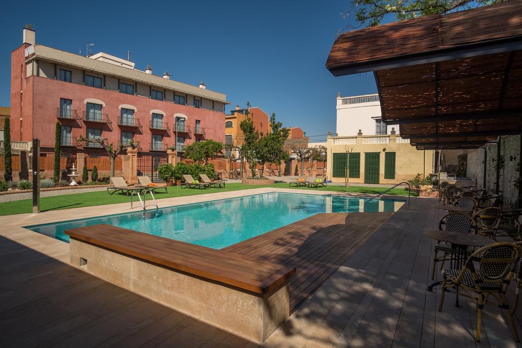 Apartaments Suites Sant Jordi 몬트브리오델캄프 외부 사진