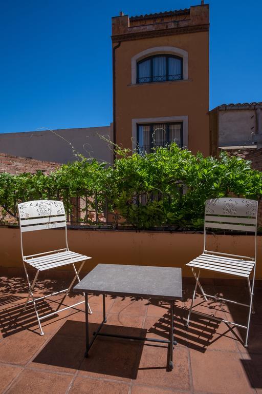 Apartaments Suites Sant Jordi 몬트브리오델캄프 외부 사진