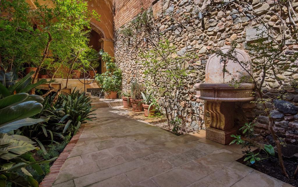 Apartaments Suites Sant Jordi 몬트브리오델캄프 외부 사진