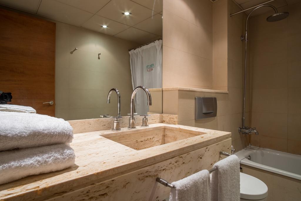 Apartaments Suites Sant Jordi 몬트브리오델캄프 외부 사진