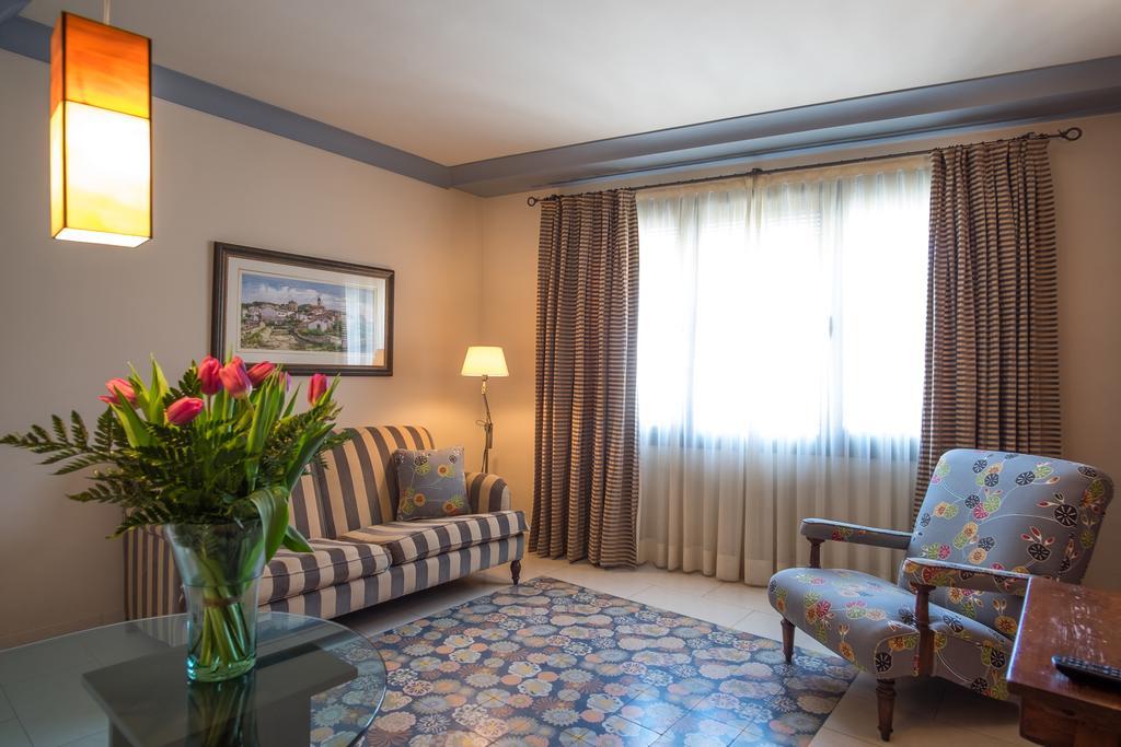 Apartaments Suites Sant Jordi 몬트브리오델캄프 외부 사진