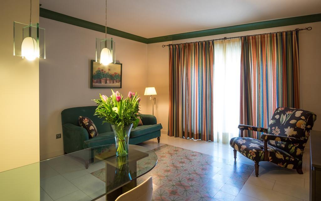 Apartaments Suites Sant Jordi 몬트브리오델캄프 외부 사진