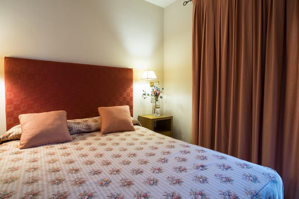 Apartaments Suites Sant Jordi 몬트브리오델캄프 외부 사진